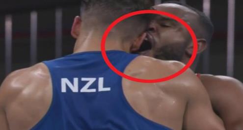 ملاكم مغربي يحاول"عض" منافسه في أولمبياد طوكيو (فيديو)